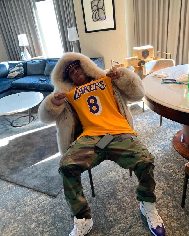 半场：柏林联1-1拜仁，诺伊尔“下蛋”送礼，迪亚斯0度角破门（半场战报：柏林联1-1拜仁，诺伊尔失误送礼，迪亚斯零角度破门）