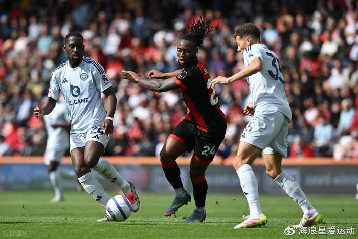 为国出战14次打进1球，尹鸿博获得印有19号的国足纪念球衣（尹鸿博获国足19号纪念球衣：14次出场打入1球）