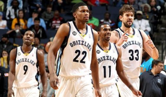 斯维拉尔：不意外我们目前排名榜首，但不该过早关注积分榜（斯维拉尔：领跑并不意外，但现在谈积分榜为时尚早）