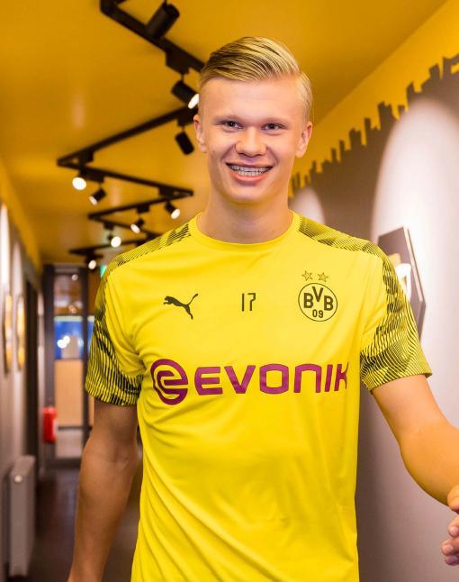 半场战报：阿森纳1-0布拉格斯拉维亚，萨卡点射