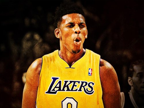 詹姆斯关键篮板抢断助球队逆转（詹姆斯关键抢板抢断助队完成逆转）