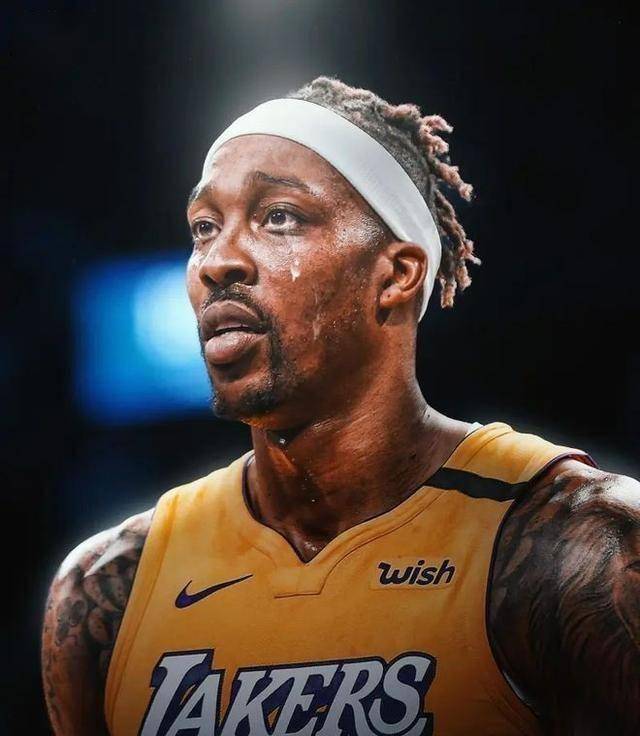 瑞典超保级附加赛被迫四次中断，球迷燃放烟火致人造草皮起火（球迷燃放烟花引发人造草皮起火，瑞典超保级附加赛四度被迫中断）